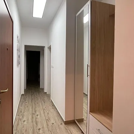 Seaesta Nika 아파트 트로기르